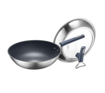 成功上市有钛无涂层不粘炒锅，首创<sup>2</sup>无涂层不粘炒锅，成为无涂层不粘锅行业开创者、标准制定者<sup>3</sup>